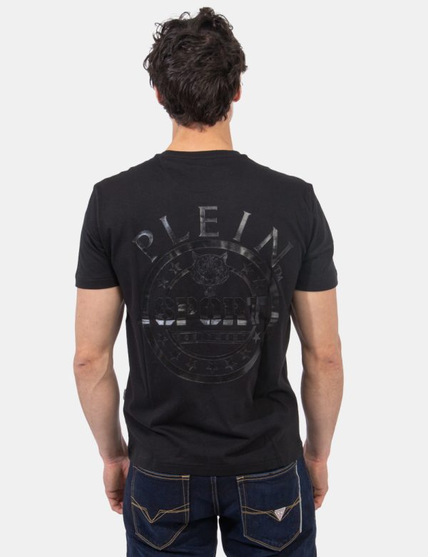 T-shirt Plein Sport Nero - T-shirt classica in total nero con piccolo patch logo brand ad altezza cuore, più stampa grande s