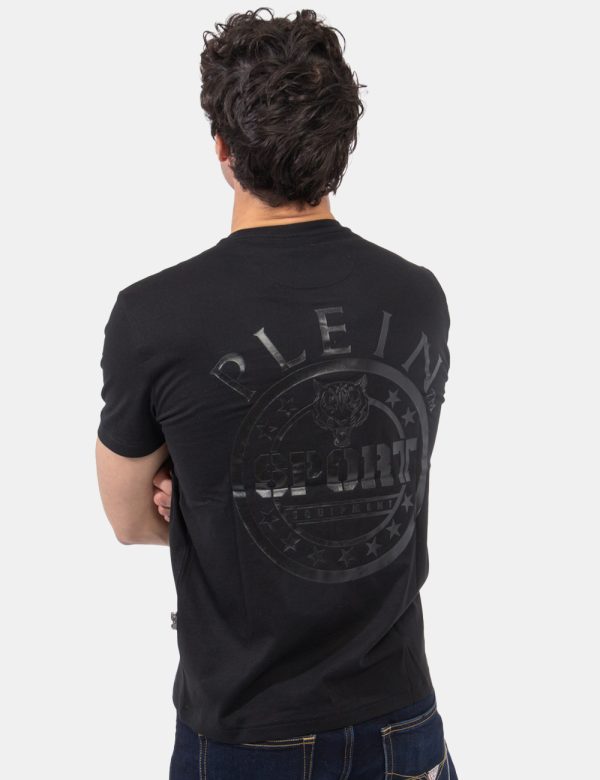 T-shirt Plein Sport Nero - T-shirt classica in total nero con piccolo patch logo brand ad altezza cuore, più stampa grande s