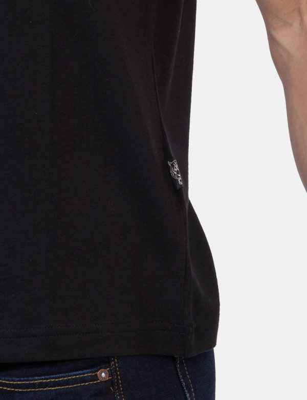 T-shirt Plein Sport Nero - T-shirt classica in total nero con piccolo patch logo brand ad altezza cuore, più stampa grande s