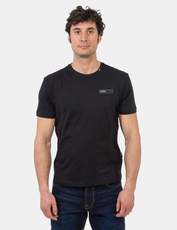 T-shirt Plein Sport Nero - T-shirt classica in total nero con piccolo patch logo brand ad altezza cuore, più stampa grande s
