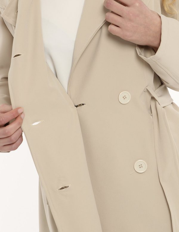 Trench Vougue beige - COMPOSIZIONE E VESTIBILITÀ:90% poliestere 10% elastaneLa modella è alta 170 cm e indossa la taglia S.