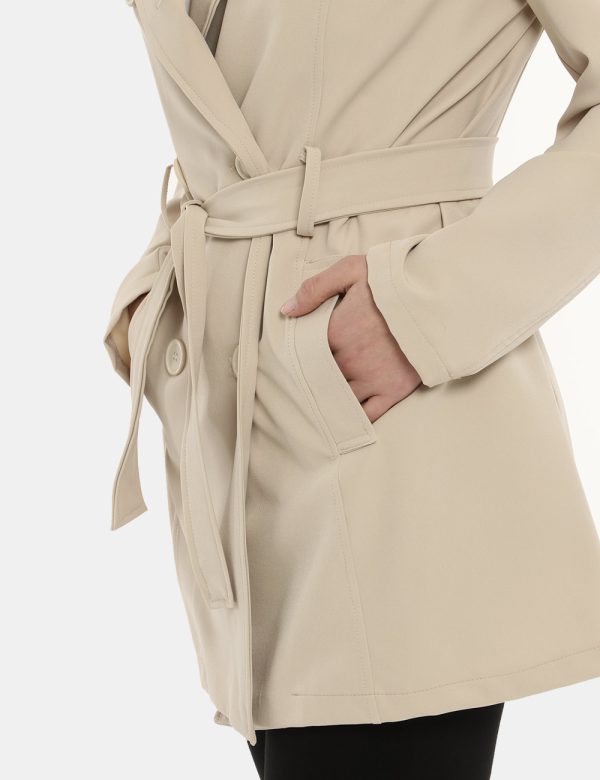 Trench Vougue beige - COMPOSIZIONE E VESTIBILITÀ:90% poliestere 10% elastaneLa modella è alta 170 cm e indossa la taglia S.