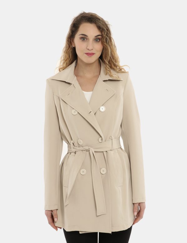 Trench Vougue beige - COMPOSIZIONE E VESTIBILITÀ:90% poliestere 10% elastaneLa modella è alta 170 cm e indossa la taglia S.