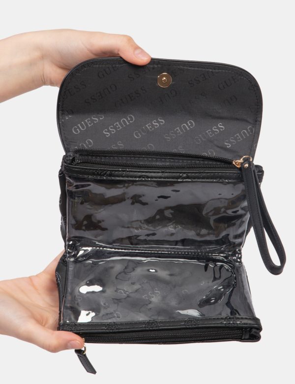 Borsa Guess Nero - Borsa a mano modello beauty pochette in total nero con logo brand sagomato. Presente unico scompartimento