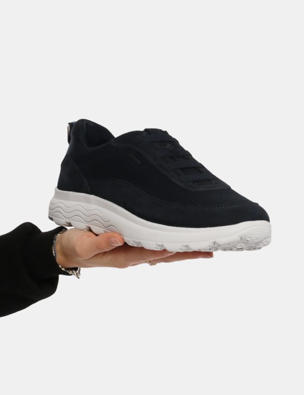 Sneakers Geox Blu - Scarpa Geox modello sneakers. La calzatura si presenta in tessuto total blu navy con suola bianca. La ca
