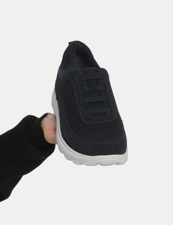 Sneakers Geox Blu - Scarpa Geox modello sneakers. La calzatura si presenta in tessuto total blu navy con suola bianca. La ca