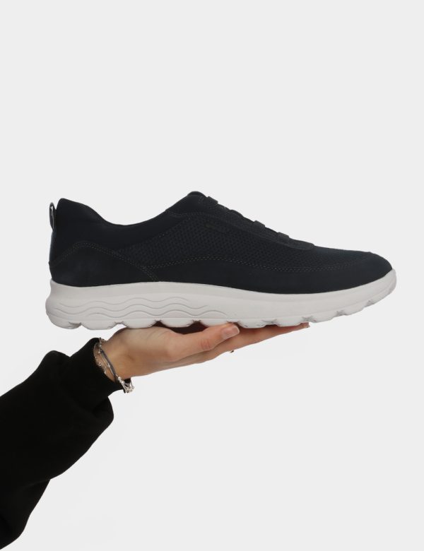 Sneakers Geox Blu - Scarpa Geox modello sneakers. La calzatura si presenta in tessuto total blu navy con suola bianca. La ca