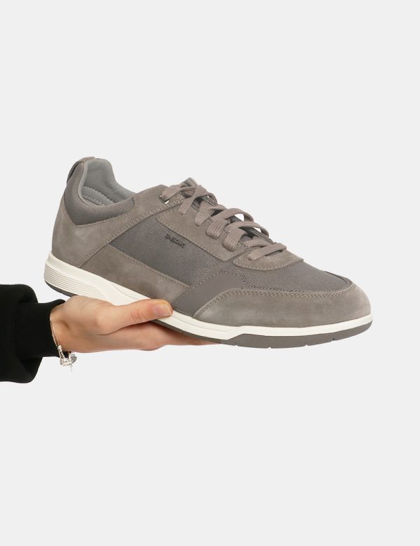 Sneakers Geox Grigio - Scarpa Geox modello sneakers. La calzatura si presenta in tessuto total grigio taupe con suola bianca