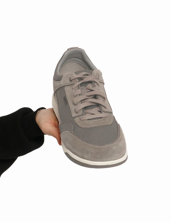 Sneakers Geox Grigio - Scarpa Geox modello sneakers. La calzatura si presenta in tessuto total grigio taupe con suola bianca