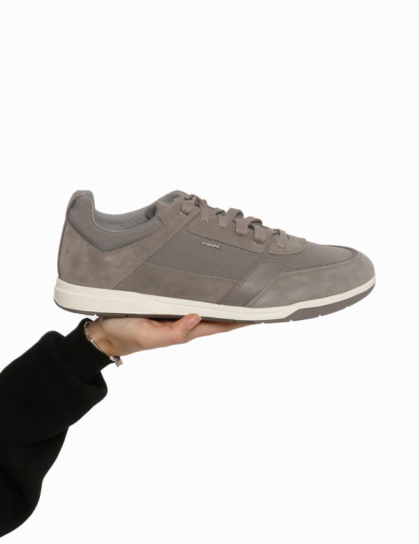 Sneakers Geox Grigio - Scarpa Geox modello sneakers. La calzatura si presenta in tessuto total grigio taupe con suola bianca