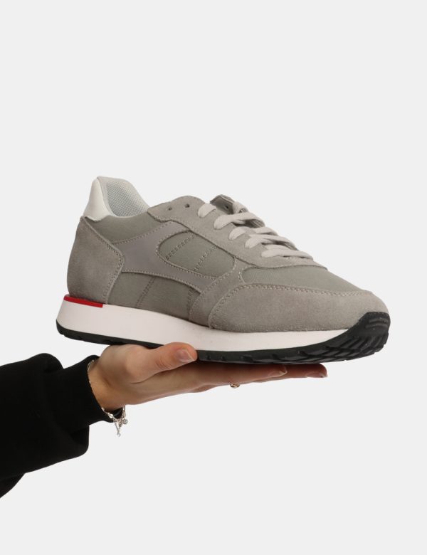 Sneakers Geox Grigio - Scarpa Geox modello sneakers. La calzatura si presenta in tessuto grigio chiaro con suola bianca e de