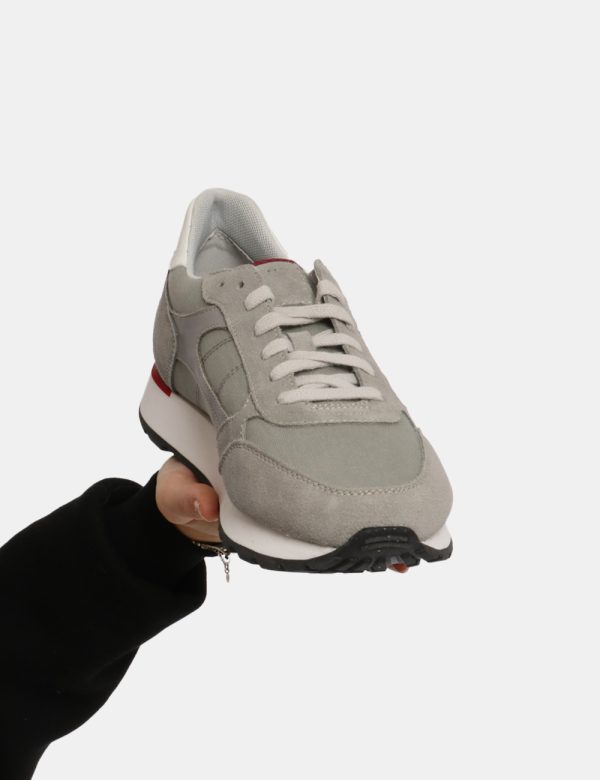 Sneakers Geox Grigio - Scarpa Geox modello sneakers. La calzatura si presenta in tessuto grigio chiaro con suola bianca e de