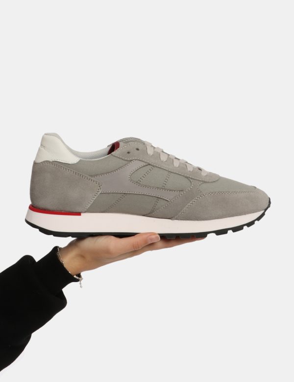Sneakers Geox Grigio - Scarpa Geox modello sneakers. La calzatura si presenta in tessuto grigio chiaro con suola bianca e de