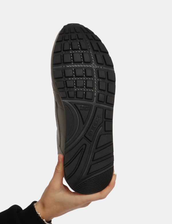 Sneakers Geox Grigio - Scarpa Geox modello sneakers. La calzatura si presenta in tessuto grigio chiaro con suola bianca e de