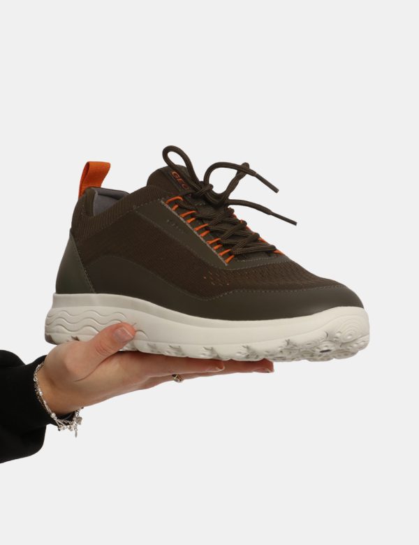 Sneakers Geox Marrone - Scarpa Geox modello sneakers. La calzatura si presenta in tessuto marrone con suola bianca e dettagl