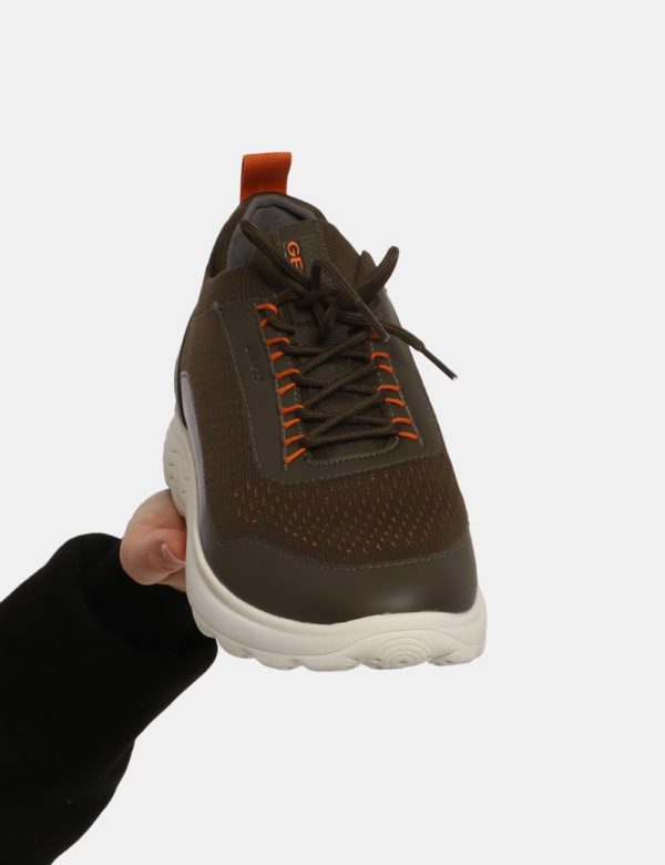 Sneakers Geox Marrone - Scarpa Geox modello sneakers. La calzatura si presenta in tessuto marrone con suola bianca e dettagl