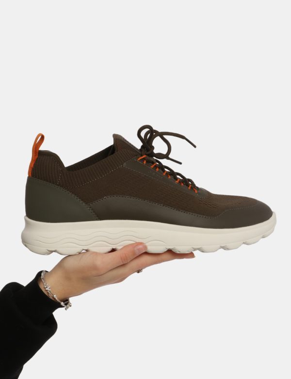 Sneakers Geox Marrone - Scarpa Geox modello sneakers. La calzatura si presenta in tessuto marrone con suola bianca e dettagl