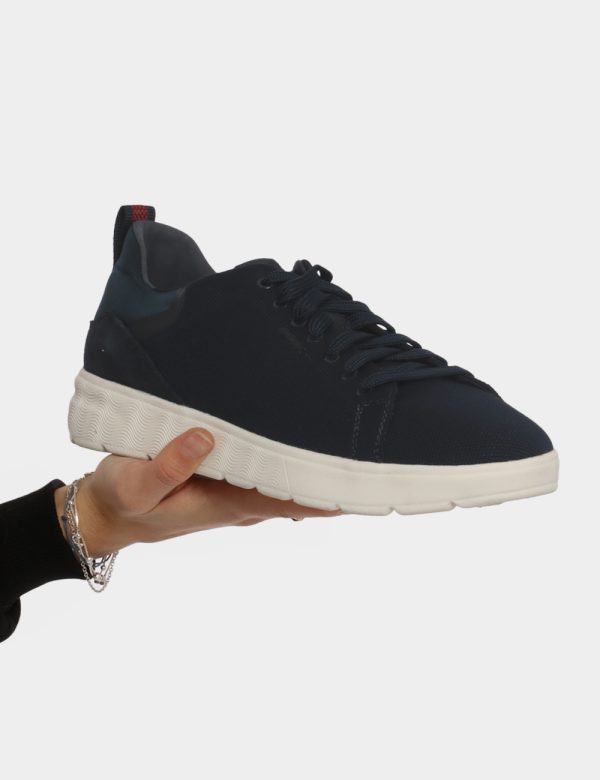 Sneakers Geox Blu - Scarpa Geox modello sneakers. La calzatura si presenta in tessuto blu navy con suola bianca. La calzata