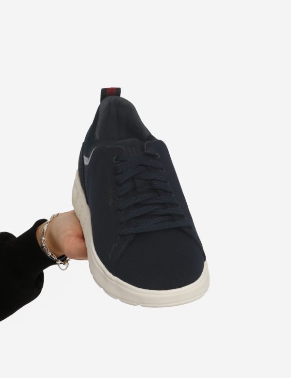 Sneakers Geox Blu - Scarpa Geox modello sneakers. La calzatura si presenta in tessuto blu navy con suola bianca. La calzata