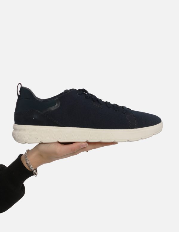 Sneakers Geox Blu - Scarpa Geox modello sneakers. La calzatura si presenta in tessuto blu navy con suola bianca. La calzata