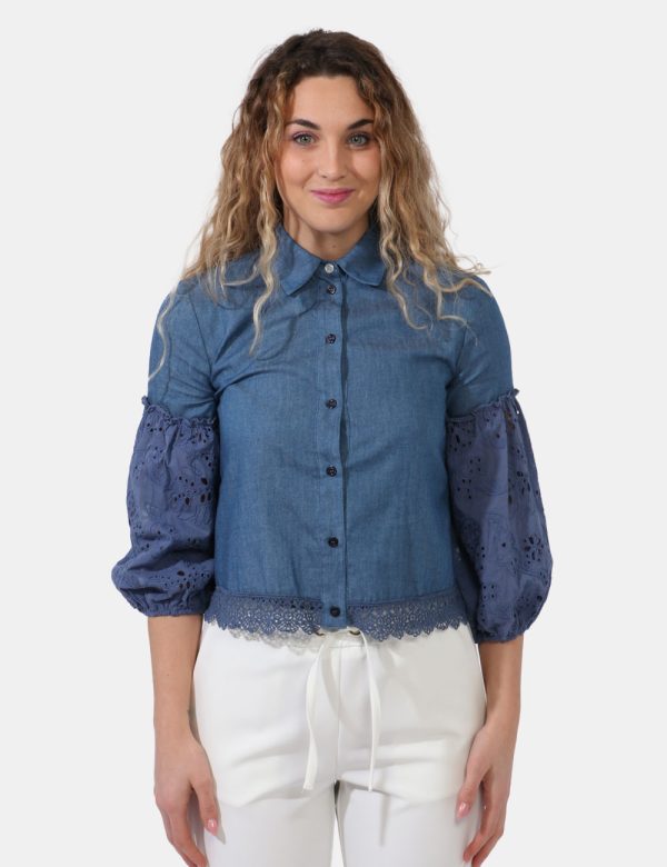 Camicia Liu-Jo Jeans - Camicia in total blu denim con maniche in tessuto ricamato blu che richiama la bordatura inferiore. L