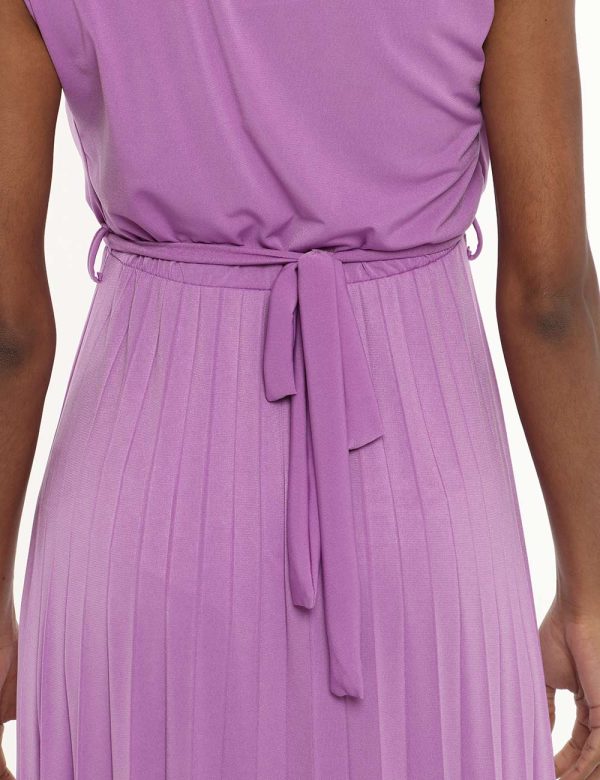 Vestito Vougue viola - COMPOSIZIONE E VESTIBILITÀ:95% poliestere 5% elastaneLa modella è alta 170 cm e indossa la taglia S.
