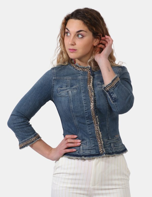 Giacca Liu-Jo Jeans - Giacca in total denim con fake tasche a taglio. Il dettaglio principale è rappresentato da catenella d