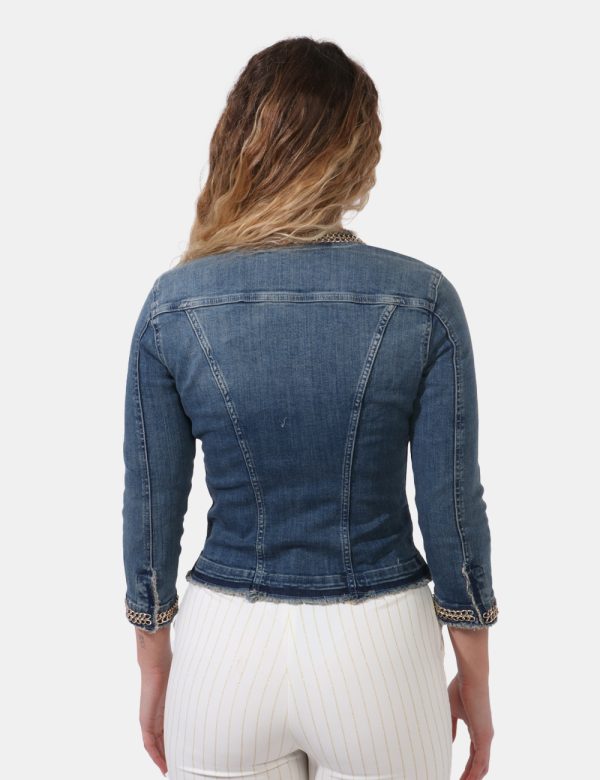 Giacca Liu-Jo Jeans - Giacca in total denim con fake tasche a taglio. Il dettaglio principale è rappresentato da catenella d