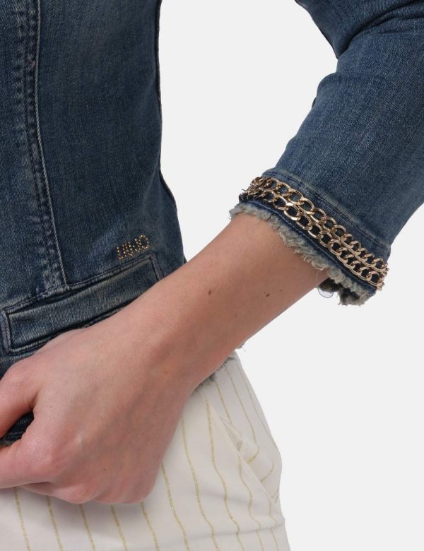 Giacca Liu-Jo Jeans - Giacca in total denim con fake tasche a taglio. Il dettaglio principale è rappresentato da catenella d
