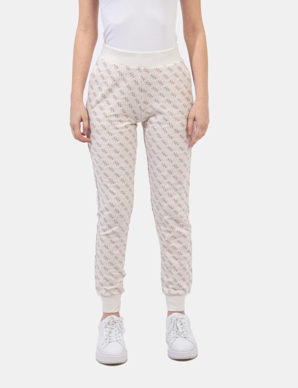 Pantaloni Guess Beige - Pantaloni felpati su base beige con stampa allover logo brand in tinta marrone. Presenti tasche a ta