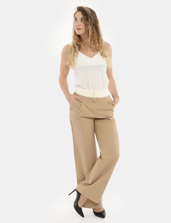 Pantalone Vougue beige in coordinato - COMPOSIZIONE E VESTIBILITÀ:96% poliestere 4% elastaneLa modella è alta 170 cm e indos