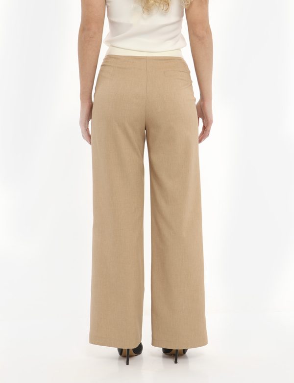 Pantalone Vougue beige in coordinato - COMPOSIZIONE E VESTIBILITÀ:96% poliestere 4% elastaneLa modella è alta 170 cm e indos