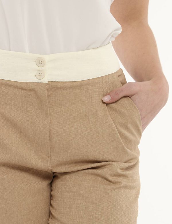 Pantalone Vougue beige in coordinato - COMPOSIZIONE E VESTIBILITÀ:96% poliestere 4% elastaneLa modella è alta 170 cm e indos