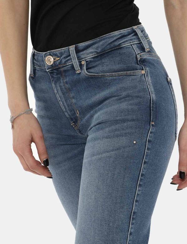 Jeans Guess blu denim - COMPOSIZIONE E VESTIBILITÀ:74% cotone 24% poliactide 2% elastaneLa modella è alta 170 cm e indossa l