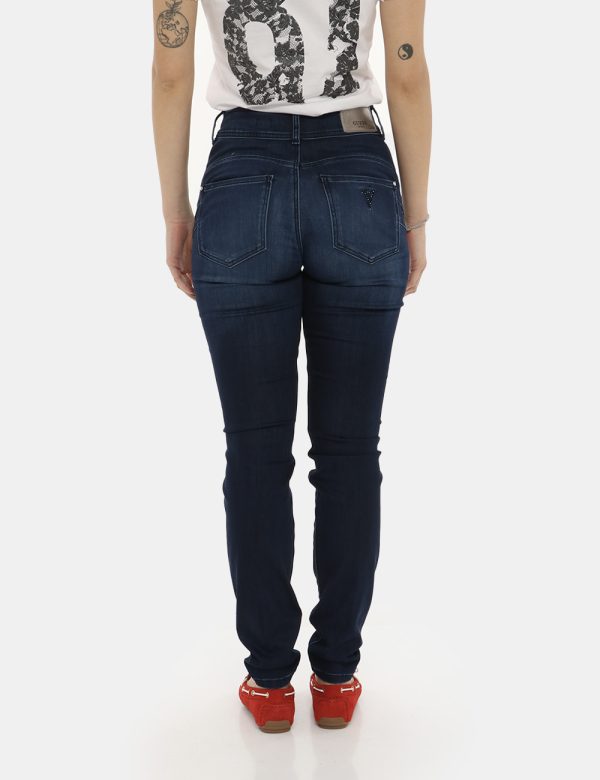 Jeans Guess blu denim - COMPOSIZIONE E VESTIBILITÀ:67% cotone 29% poliestere 4% elastaneLa modella è alta 170 cm e indossa l