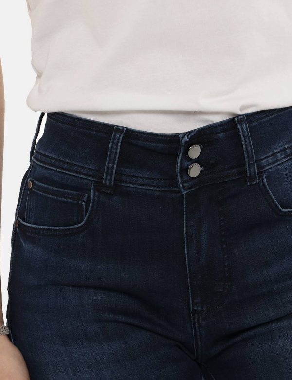 Jeans Guess blu denim - COMPOSIZIONE E VESTIBILITÀ:67% cotone 29% poliestere 4% elastaneLa modella è alta 170 cm e indossa l