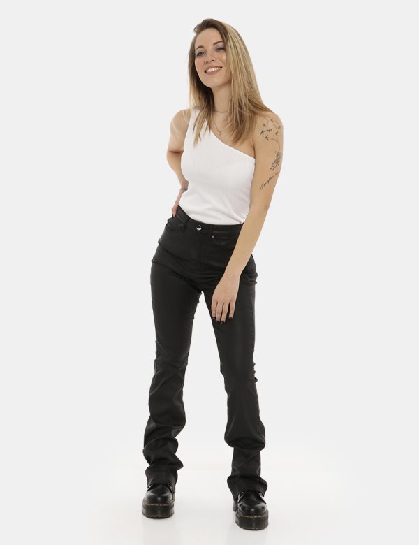 Pantalone Guess pelle nero - COMPOSIZIONE E VESTIBILITÀ:52% cotone 48% lyocellLa modella è alta 170 cm e indossa la taglia 2