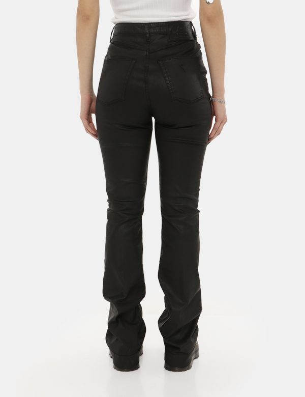 Pantalone Guess pelle nero - COMPOSIZIONE E VESTIBILITÀ:52% cotone 48% lyocellLa modella è alta 170 cm e indossa la taglia 2