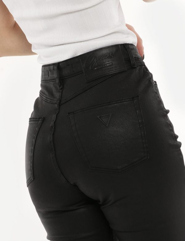 Pantalone Guess pelle nero - COMPOSIZIONE E VESTIBILITÀ:52% cotone 48% lyocellLa modella è alta 170 cm e indossa la taglia 2