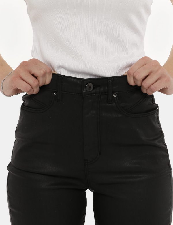 Pantalone Guess pelle nero - COMPOSIZIONE E VESTIBILITÀ:52% cotone 48% lyocellLa modella è alta 170 cm e indossa la taglia 2