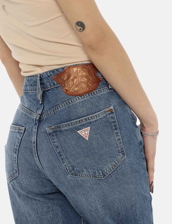 Jeans Guess blu denim - COMPOSIZIONE E VESTIBILITÀ:61% cotone 39% lyocellLa modella è alta 170 cm e indossa la taglia 27 US.