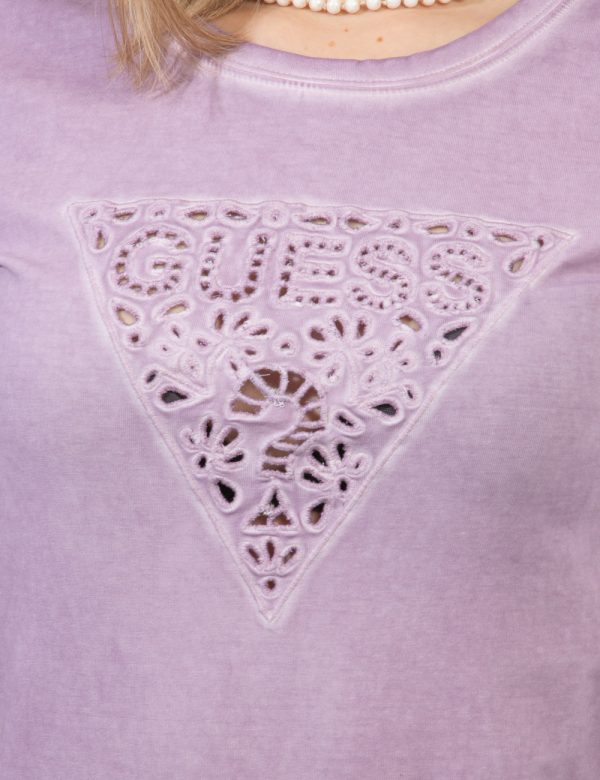 T-shirt Guess Viola - T-shirt in total viola slavato con logo brand ricamato al centro. La vestibilità è morbida e regolare.
