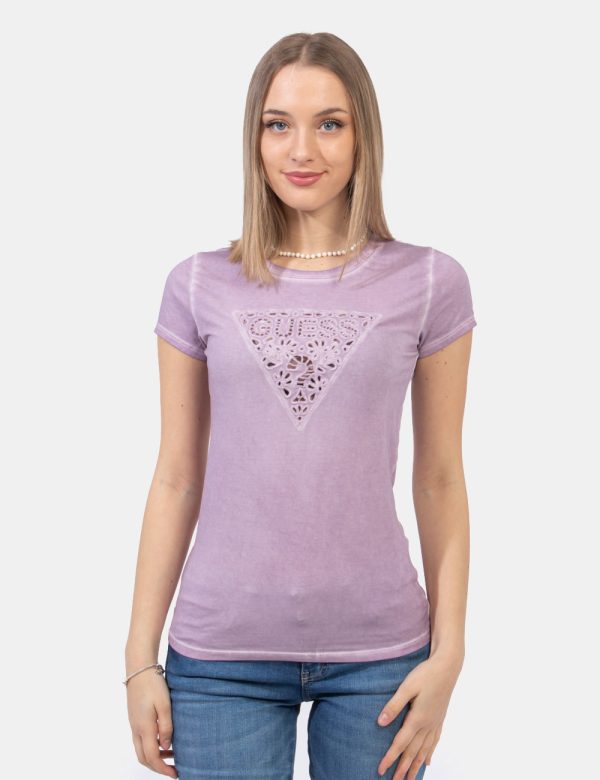 T-shirt Guess Viola - T-shirt in total viola slavato con logo brand ricamato al centro. La vestibilità è morbida e regolare.