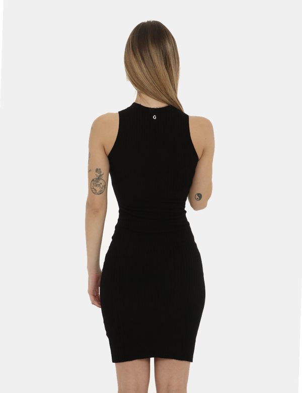 Vestito Guess nero - COMPOSIZIONE E VESTIBILITÀ:70% viscosa 15% poliamide 13% lino 2% elastaneLa modella è alta 170 cm e ind