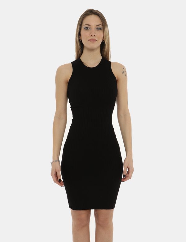 Vestito Guess nero - COMPOSIZIONE E VESTIBILITÀ:70% viscosa 15% poliamide 13% lino 2% elastaneLa modella è alta 170 cm e ind