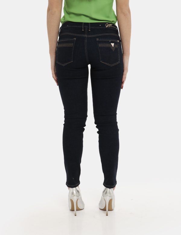 Jeans Guess blu denim - COMPOSIZIONE E VESTIBILITÀ:99% cotone 1% elastaneLa modella è alta 170 cm e indossa la taglia 27. La
