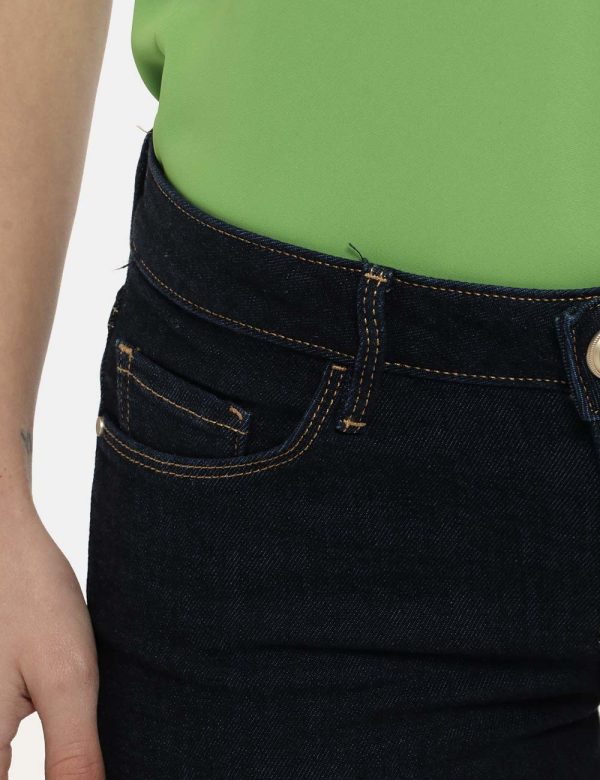 Jeans Guess blu denim - COMPOSIZIONE E VESTIBILITÀ:99% cotone 1% elastaneLa modella è alta 170 cm e indossa la taglia 27. La