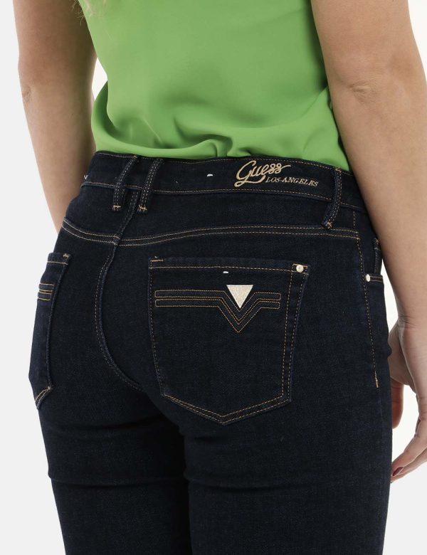 Jeans Guess blu denim - COMPOSIZIONE E VESTIBILITÀ:99% cotone 1% elastaneLa modella è alta 170 cm e indossa la taglia 27. La