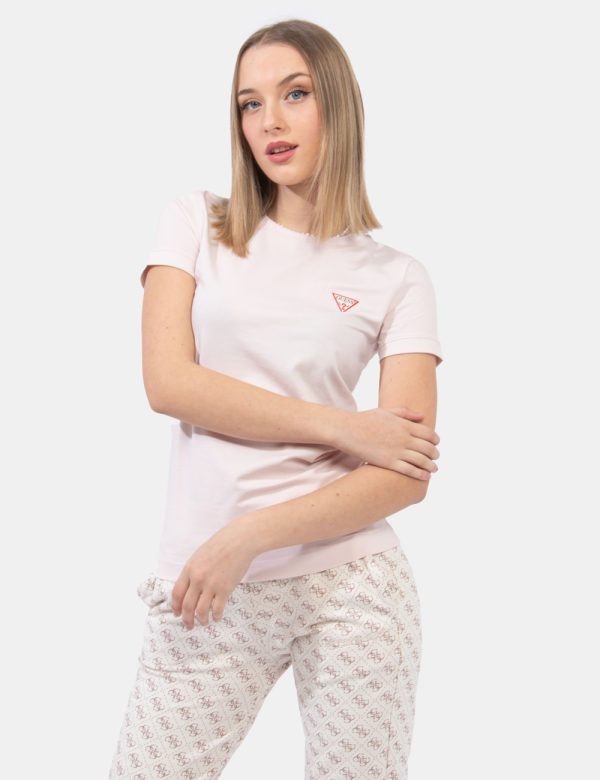 T-shirt Guess Rosa - T-shirt in total rosa pastello con patch logo brand ad altezza cuore. La vestibilità è morbida e regola