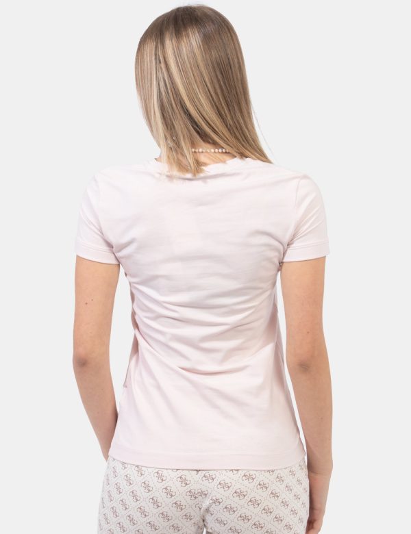 T-shirt Guess Rosa - T-shirt in total rosa pastello con patch logo brand ad altezza cuore. La vestibilità è morbida e regola